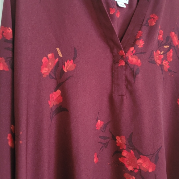 Ava& Viv (3X) Women's top V neck tunic in maroon floral blouse - Picture 3 of 5